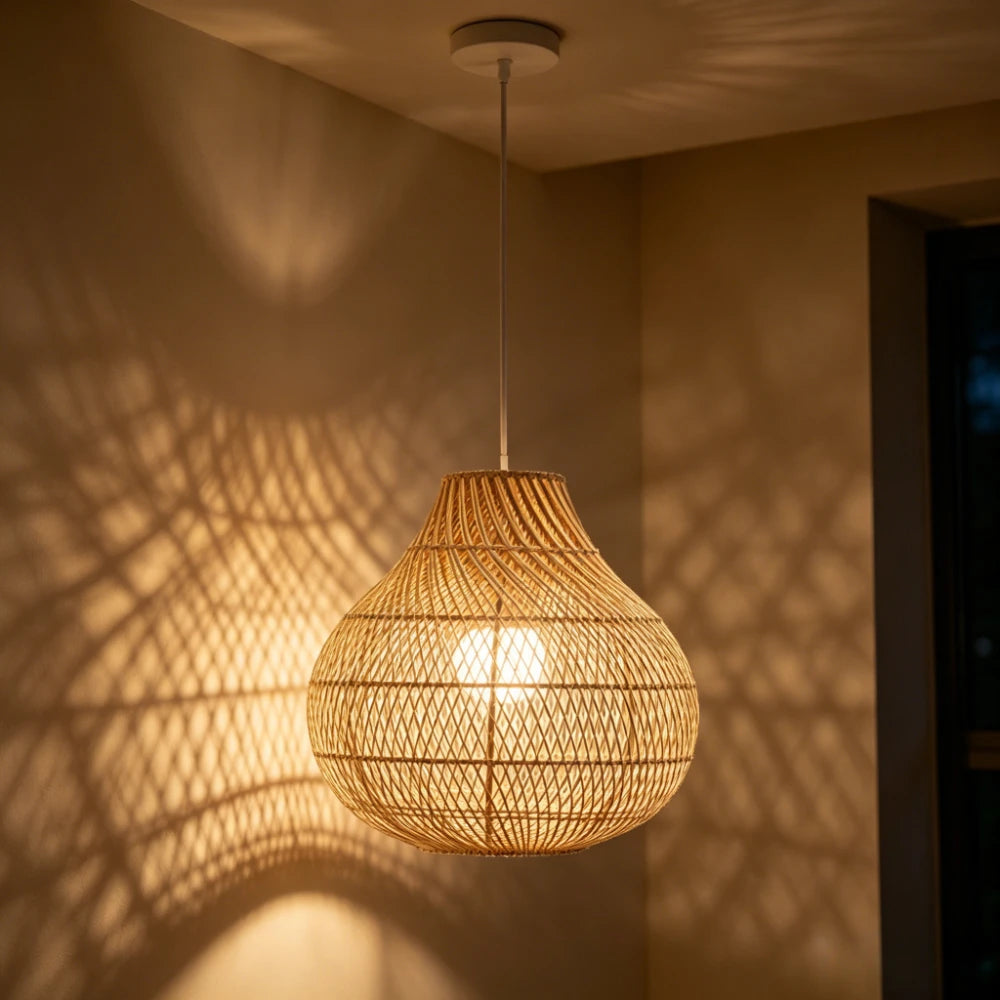 Handgeflochtene Rattan-Pendelleuchte im Tropfendesign