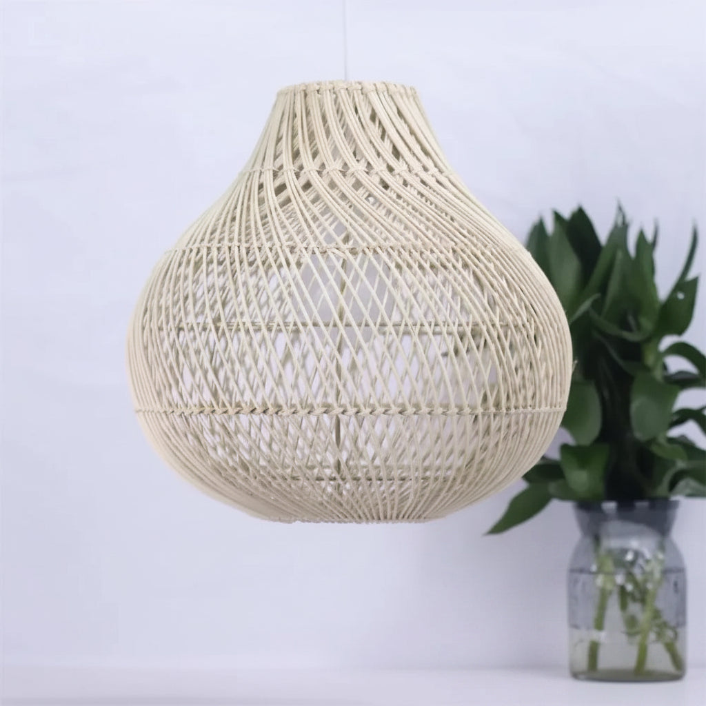 Handgeflochtene Rattan-Pendelleuchte im Tropfendesign