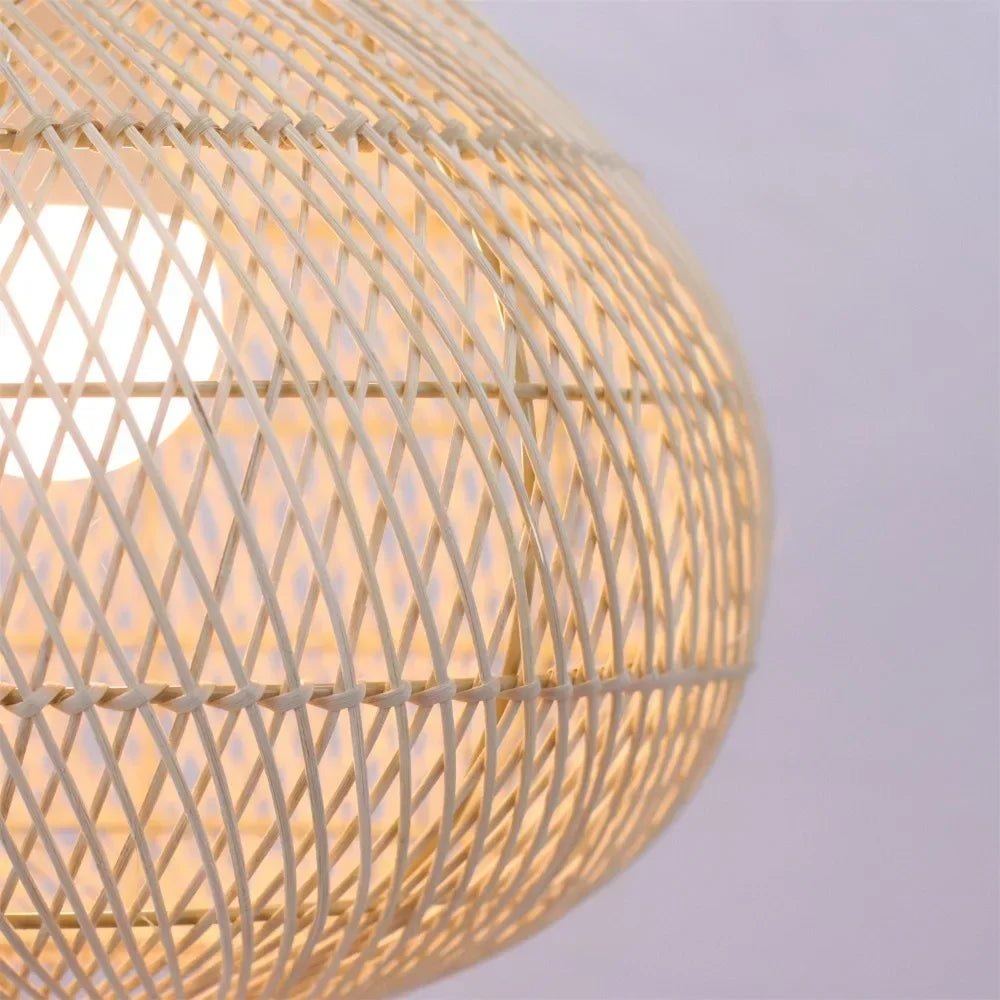 Handgeflochtene Rattan-Pendelleuchte im Tropfendesign